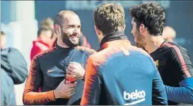  ?? FOTO: FCB ?? Aleix Vidal y Carles Aleñá, sonrientes en la sesión celebrada ayer en la Ciutat Esportiva