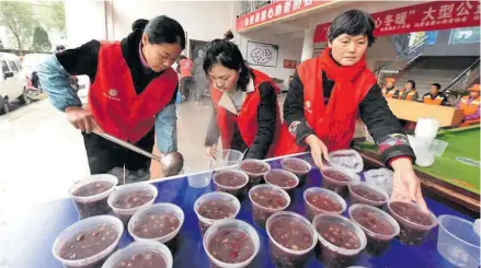  ?? Photo: Xinhua ?? Volunteer prepare Laba porridge for sanitation workers in Taizhou City, east China’s Zhejiang Province, January 13, 2019. The Laba Festival, literally the eighth day of the 12th lunar month, is considered a prelude to the Spring Festival, or Chinese Lunar New Year.