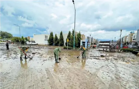  ?? ?? Elementos del Ejército participan en las tareas de limpieza en Chalco y otros municipios mexiquense­s