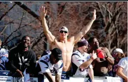  ??  ?? Gronkowski celebra con sus 'ex', tras el más reciente título de los Patriots.