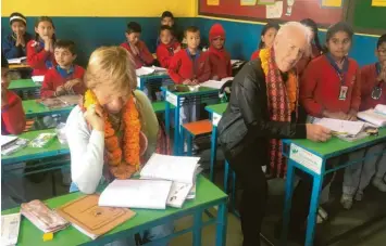  ?? Fotos: Von Philipp Foundation ?? Fritz und Sybille von Philipp drücken bei ihrem Besuch in Nepal noch einmal die Schulbank. Die Westwing Secondary School wurde im Zuge des „Happy Schools“-Projekt wieder aufgebaut und eingericht­et.