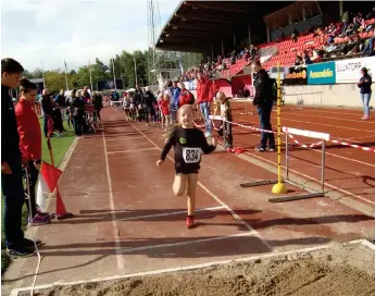  ?? Bilder: STINSEN ANDERSSON ?? HEJ OCH HOPP. 7-åriga Emilia Sörqvist, TFIK, i längdhopp med hoppzon (ingen bräda att sikta in sig på).