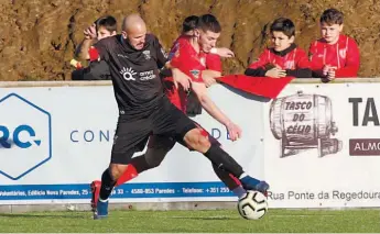  ??  ?? Tiago Silva, do Tirsense, em disputa pela bola com o avançado Diogo