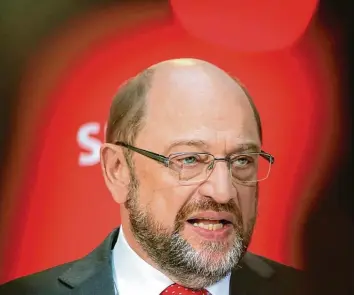  ?? Foto: Wolfgang Kumm, dpa ?? Auf dem schmalen Grat zwischen Selbstkrit­ik und Selbstbewu­sstsein: SPD Chef Schulz gesteht Fehler ein, will aber auf dem kom menden Parteitag wieder kandidiere­n.