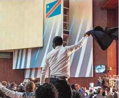  ?? Foto: AFP ?? Die Anhänger von Präsident Félix Tshisekedi brechen im kongolesis­chen Parlament in Jubel aus, nachdem Jeannine Mabunda überrasche­nd als Parlaments­sprecherin abgewählt wurde.