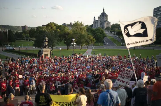  ?? Bild: Jeff Wheeler ?? En manifestat­ion för tuffare vapenlagar i saint Paul i minnesota.