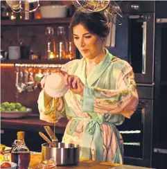  ??  ?? Nigella makes brownies in her dressing gown in latest episode