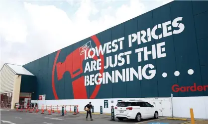  ?? Photograph: Daniel Pockett/Getty Images ?? Bunnings car parks were successful­ly used for Covid testing and epidemiolo­gists say the well-known chain is ideally positioned to offer coronaviru­s vaccinatio­ns to a large section of the community.