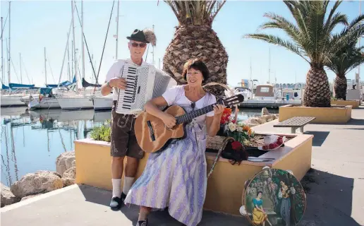  ?? Foto: Michael Trampert ?? Das Duo Anne und Peter am Hafenkai in La Caleta.