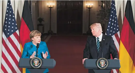  ??  ?? Chanceler alemã Angela Merkel e presidente Donald Trump na conferênci­a de imprensa de sexta-feira na Casa Branca