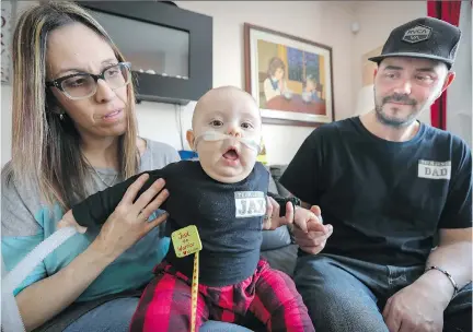  ?? JOHN MAHONEY ?? Sainte-Eustache couple Marylène Fortin and T.R. Pursch with their son Jaxon, who has a condition that causes severe breathing pauses.