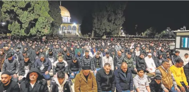  ?? // REUTERS ?? Fieles musulmanes realizan la oración vespertina –‘Taraweeh’– del mes sagrado de ayuno musulmán del ramadán, en el complejo de Al Aqsa