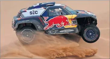  ??  ?? Carlos Sainz pilota el Mini durante la undécima y penúltima etapa del Rally Dakar 2021.