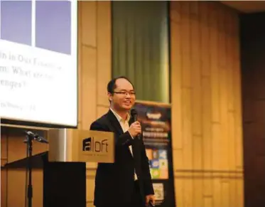  ?? ?? Chong Jin Yoong conducting a class on blockchain technology.