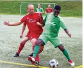  ?? FOTO: MANFRED MALIKA ?? Der Greizer Darboe sichert den Ball vor dem Zeulenroda­er.