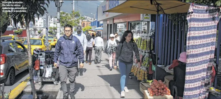  ?? Fotos: Ángelo Chamba / EXTRA ?? Afuera de la estación
Río Coca las ventas ambulantes aumentaron después de la pandemia.