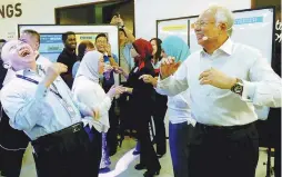  ?? BBXPIX ?? Najib shares a light moment with Genovasi Malaysia chief executive officer Datuk Lee Yew Meng at a dialogue on Design Thinking and TN50 yesterday.