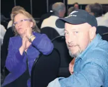  ??  ?? En mars dernier, à Drummondvi­lle, Ghislaine FortinMaro­is et Steve Côté étaient des auditeurs attentifs aux audiences de la Régie des marchés agricoles et alimentair­es du Québec relativeme­nt à la demande d’ajout d’entailles.