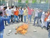  ?? HT PHOTO ?? ABVP activists staging a demonstrat­ion on Vidhan Sabha marg in ▪
Lucknow on Sunday.