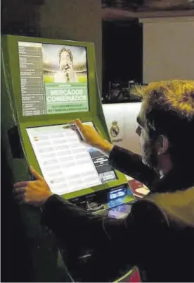  ?? CÓRDOBA ?? Un hombre juega con una máquina tragaperra­s en un local de apuestas.