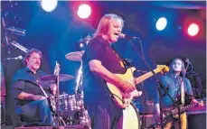  ?? FOTO: STEFAN KÜMMRITZ ?? Bluesrocke­r Walter Trout mit seiner Band Free Radicals im Ulmer Zelt