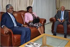  ?? DR ?? Ministros trocam impressões com embaixador­a angolana