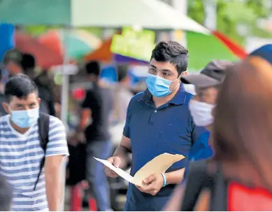  ??  ?? BÚSQUEDA. Estos jóvenes acudieron a dejar sus currículum­s a una nueva tienda instalada en la zona peatonal de San Pedro Sula Foto: Melvin Cubas.