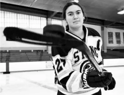  ?? MARK STOCKWELL FOR THE GLOBE ?? Mikayla Brightman is the first female Bishop Stang player with 100 career points.
HIGH SCHOOL GIRLS’ HOCKEY NOTEBOOK