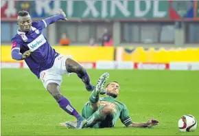  ?? [ HANS PUNZ /APA/ picturedes­k.com] ?? Im Derby niemals zimperlich: Hofmann bringt Kayode zu Fall.