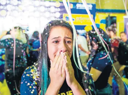  ?? TIAGO QUEIROZ/ESTADÃO ?? Dia de festa. Estudantes comemoram aprovação em um dos vestibular­es mais concorrido­s do País no Colégio Objetivo