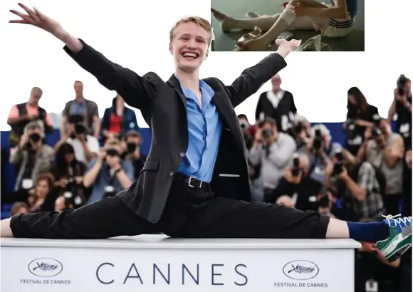  ?? FOTO EPA-EFE ?? Victor Polster glundert op de rode loper van Cannes, waar hij vorige zaterdag was voor de wereldprem­ière van de nu al bekroonde film Girl.