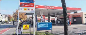  ?? FOTO: ALEXANDER TUTSCHNER ?? Die Esso-Tankstelle in der Häfler Eckenerstr­aße wurde am Dienstagab­end überfallen.