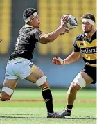  ?? PHOTO: HAGEN HOPKINS/GETTY IMAGES ?? Wellington openside flanker Du’Plessis Kirifi pops a pass against Taranaki.