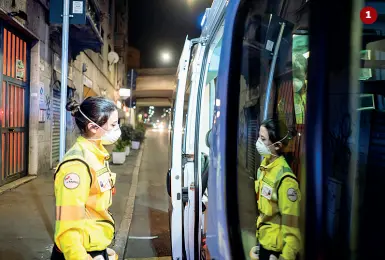  ??  ?? 1 Beatrice in viale Monza, mentre Emiliano e Davide finiscono di sanificare il mezzo
2 Emiliano aiuta Beatrice a vestirsi con il camice protettivo, doppi guanti, visiera, cuffia e mascherina
3 L’amuchina in ambulanza
4 Il doppio strato di guanti
5 Beatrice risponde a una chiamata
6 e 7 Un intervento in viale Campania
1