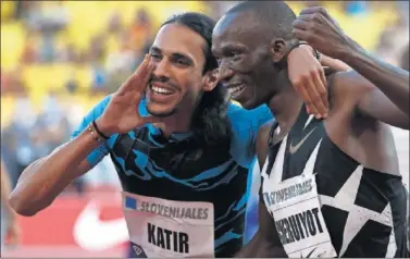  ??  ?? Mo Katir celebra, junto al keniano Cheruiyot, el récord de España (3:28.76) de 1.500 en Mónaco.