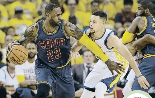  ?? MARCIO JOSE SANCHEZ / AP ?? Cara a
cara. LeBron James y Stephen Curry, durante una jugada del primer partido de la final que midió a sus equipos la pasada
campaña