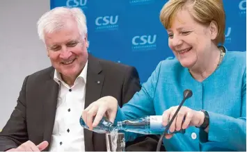  ?? Foto: Nicolas Armer, dpa ?? Horst Seehofer und Angela Merkel betonen bei der Klausur der CSU Bundestags­abgeordnet­en im Kloster Banz die Harmonie in der Union und das gute persönlich­e Einvernehm­en.