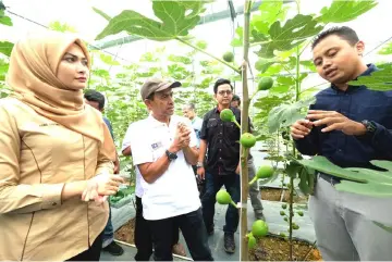  ??  ?? Hafidz (right) briefs Young Syefura (left) and Pahang Tourism director Datuk Idros Yahya (second left) during the launch.