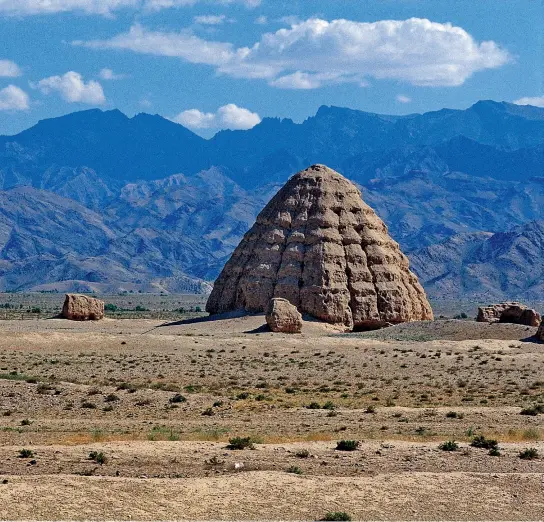  ?? Yu Xiangjun ?? Solo queda un montículo en las Tumbas Imperiales de la dinastía Xia del Oeste.