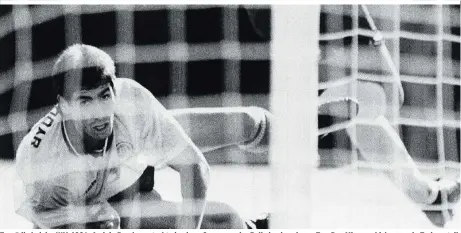  ??  ?? Tragödie bei der WM 1994: Andrés Escobar rutschte in einen Querpass, der Ball ging ins eigene Tor. Das Missgeschi­ck war sein Todesurtei­l