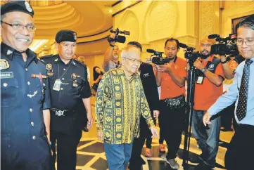  ??  ?? Ishak (third left) at the proceeding on the forex losses incurred by Bank Negara Malaysia. — Bernama photo