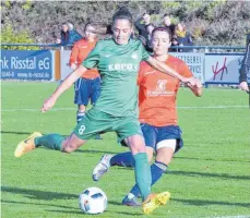  ?? ARCHIVFOTO: PETER HERLE ?? Im Regionalli­ga-Heimspiel bezwang der SV Alberweile­r (vorn Tamara Würstle) den FV Löchgau mit 3:0. Nun treffen beide Vereine im WFV-Pokalfinal­e erneut in der Hessenbühl-Arena aufeinande­r.