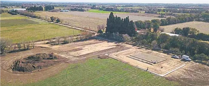  ?? (KWS) ?? Preparando la tierra. El semillero ya tiene en marcha la construcci­ón de la estación experiment­al para maíz en el norte de la provincia.