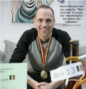  ?? FOTO JOREN DE WEERDT ?? Dennis Mertens met zijn medaille. “Mijn
techniek? Ik produceer meeuwengel­uiden tijdens het
inademen.”