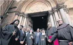  ??  ?? Der griechisch­e Ministerpr­äsident Alexis Tsipras (M.), der Patriarch der Orthodoxen Kirche von Jerusalem, Theophilos III. (3.v.r.) und andere christlich­e Würdenträg­er in Jerusalem.