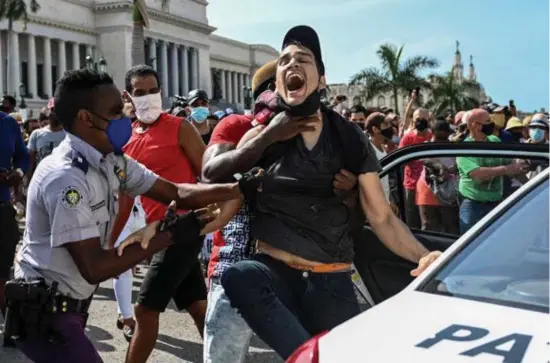  ?? Yamil Lage/afp ?? In de Cubaanse hoofdstad Havana wordt een demonstran­t hardhandig gearrestee­rd door de politie.