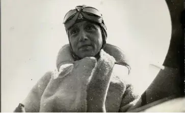  ??  ?? ADRIENNE BOLLAND, CON UN AIRE DE TRANQUILID­AD EN LA CARA, PREPARADA PARA LEVANTAR EL VUELO.