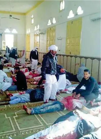  ??  ?? L’orrore Alcuni sopravviss­uti tra le vittime composte nella moschea sufi, nel Sinai, dopo l’attacco condotto durante la preghiera del venerdì da jihadisti affiliati all’Isis. Alcune bombe piazzate all’interno dell’edificio hanno dato inizio alla...