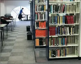  ?? NWA Democrat-Gazette/ANDY SHUPE ?? Books fill shelving Saturday in Mullins Library on the University of Arkansas campus in Fayettevil­le. Planned renovation­s to the library call for roughly 75 percent of printed books to be moved to storage off campus, following a trend of removing...