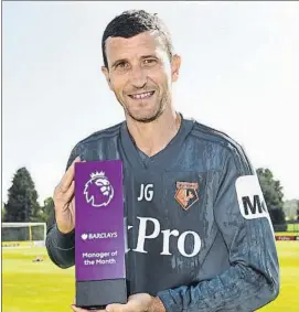  ?? FOTO: GYI ?? Javi Gracia, con el premio al mejor entrenador del mes de agosto de la Premier